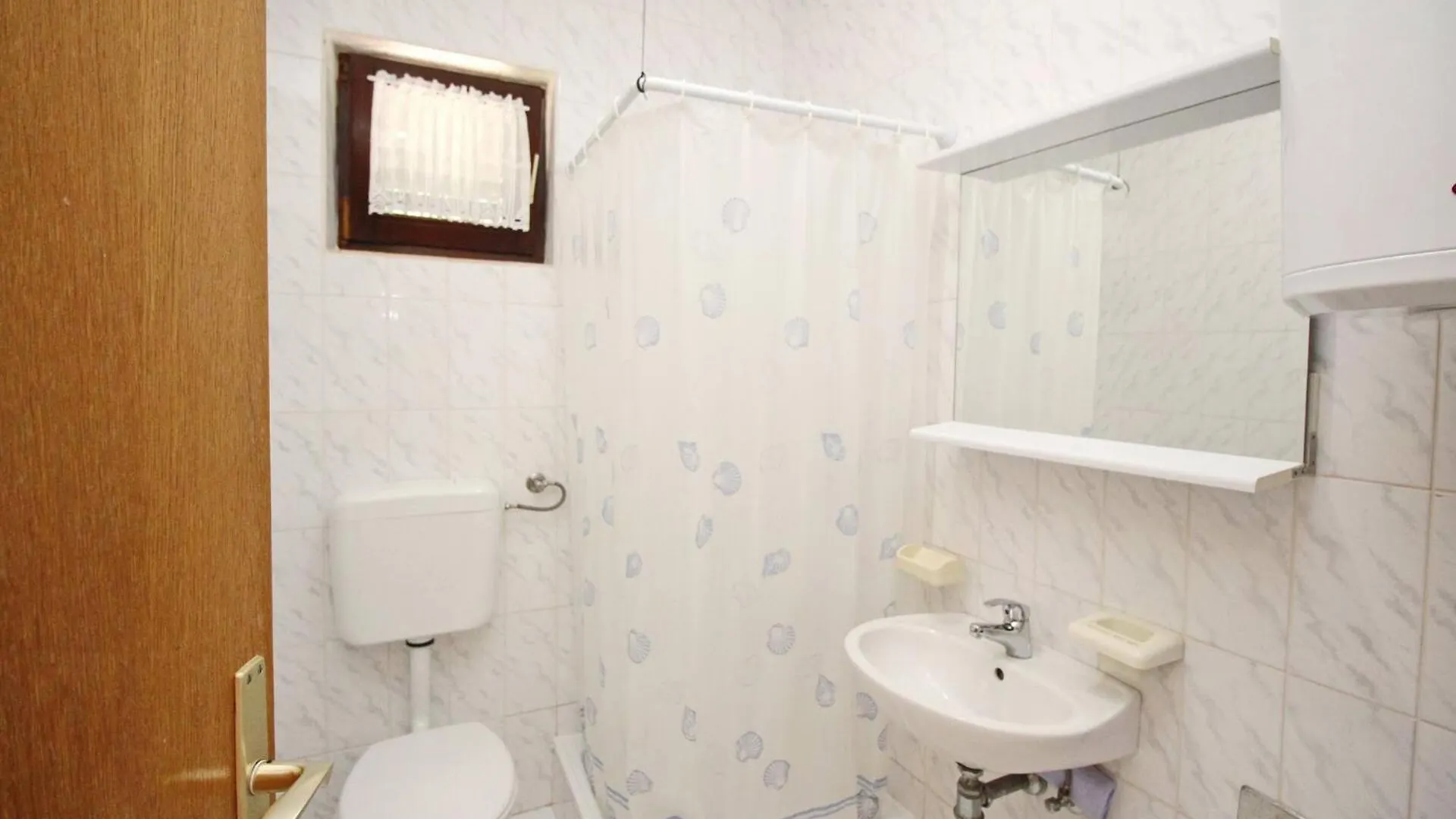 Guest house Apartments Karamarko Baska