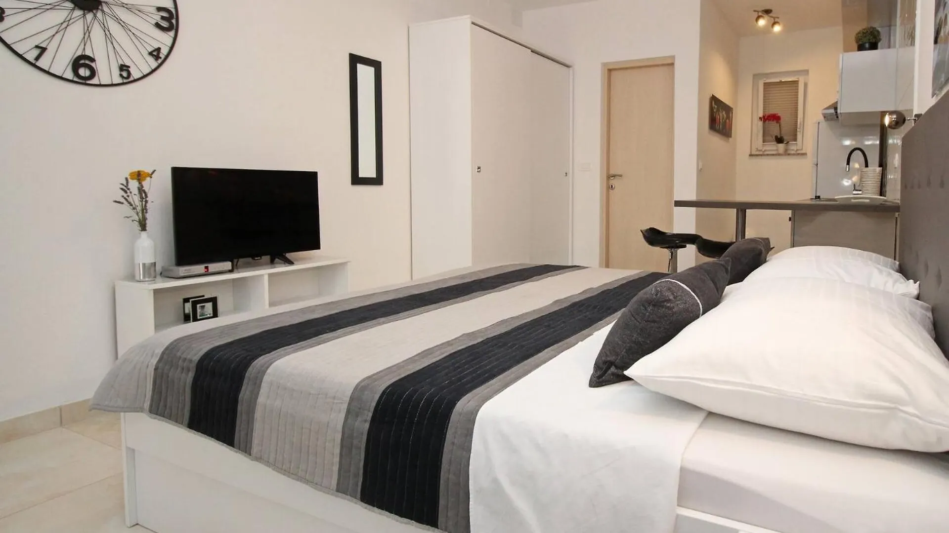 Guest house Apartments Karamarko Baska