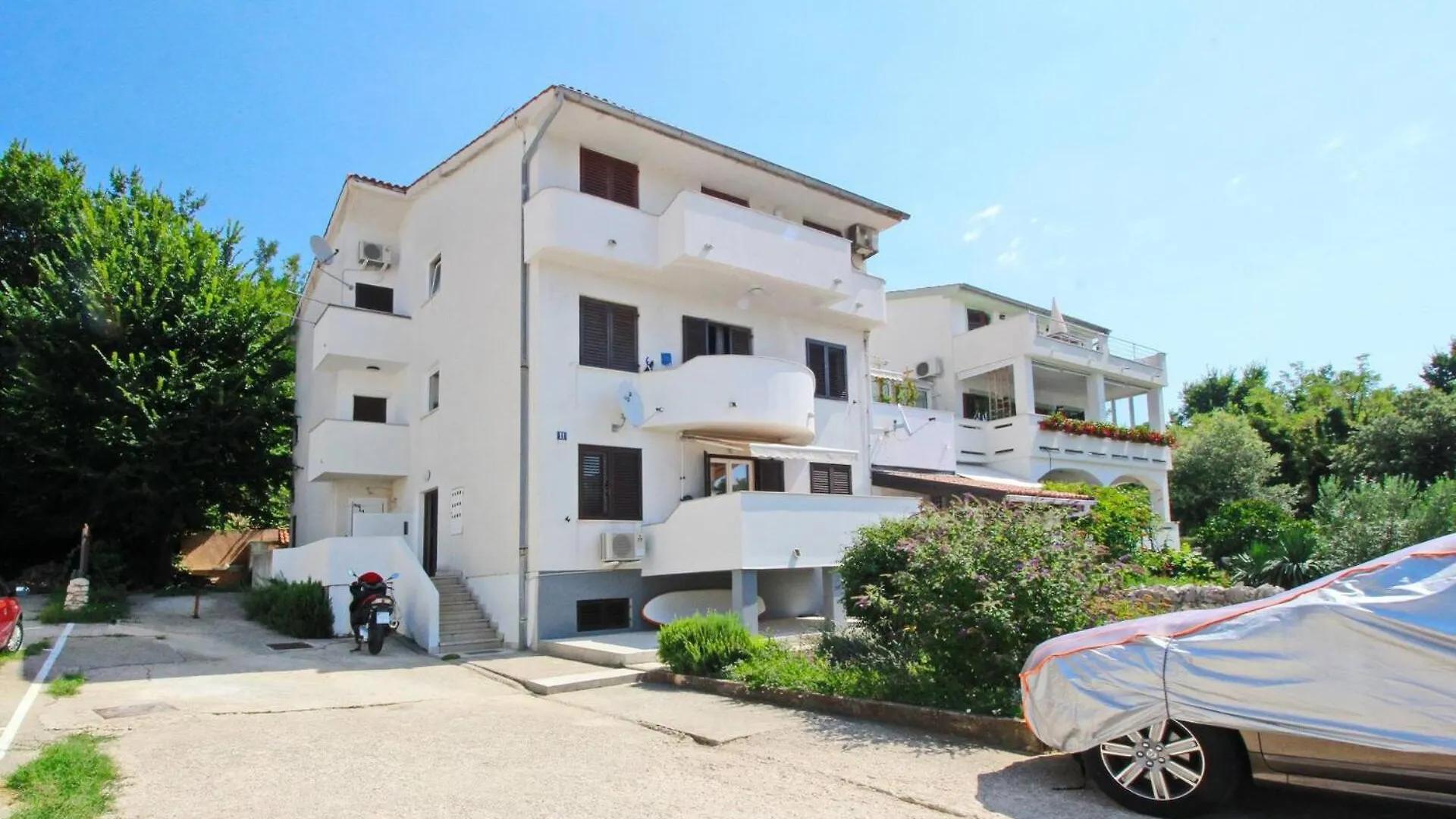Guest house Apartments Karamarko Baska